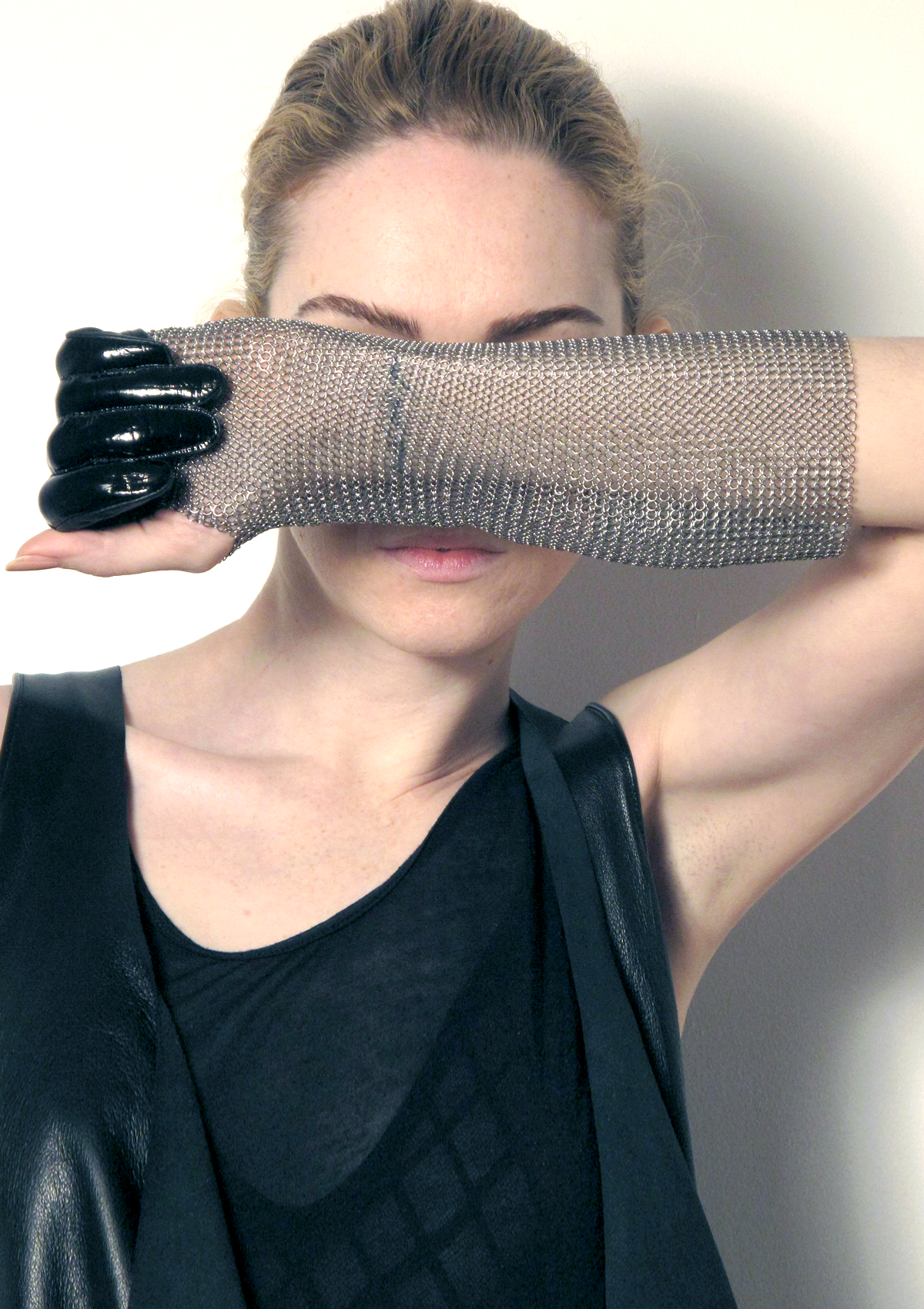 CHAIN MESH PATENT GLOVES