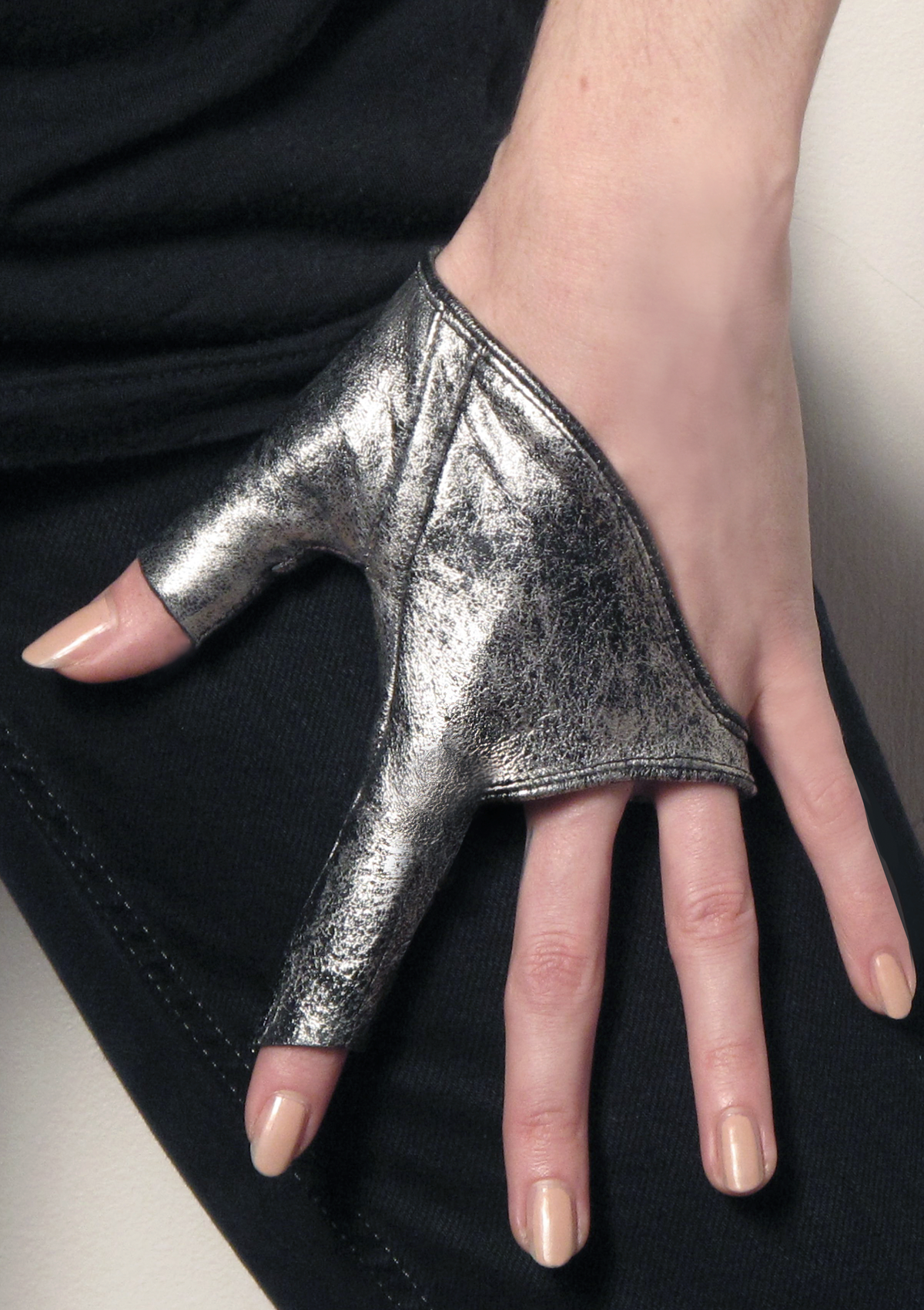 METALLIC SILVER LEATHER FINGERLESS GLOVES